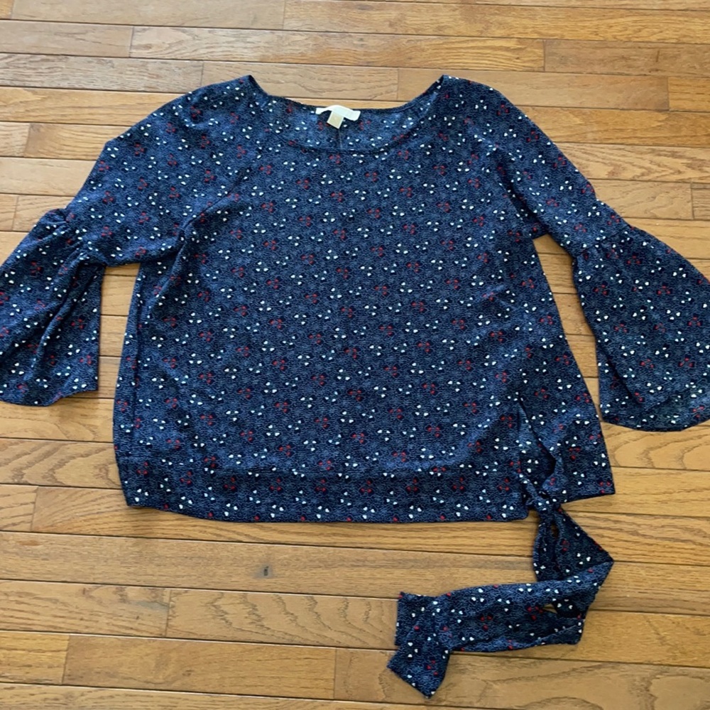 New w/tags very cute and light weight top…never worn..smoke free home..clean